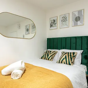 Exquisite Apartments- With Garden Lounge & games room Apartment