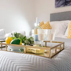 Century Central, Bay, Modern Chic 2br, Free Parking Apartment