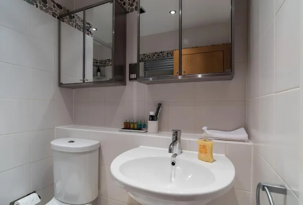 Cardiff City Centre Apartment 0*,